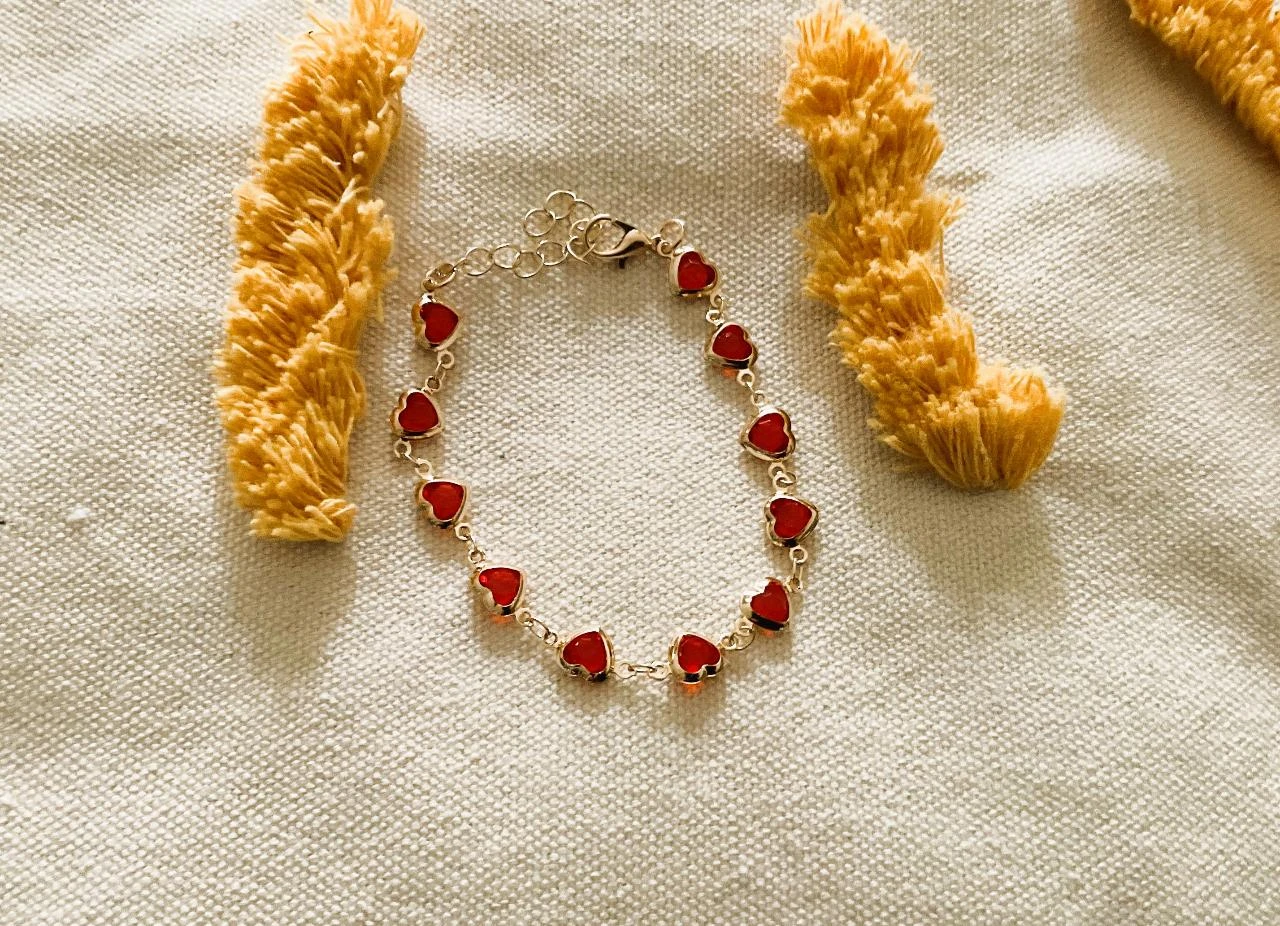 Pulsera dorada con corazones – delicada y romántica ✨ – photo 3